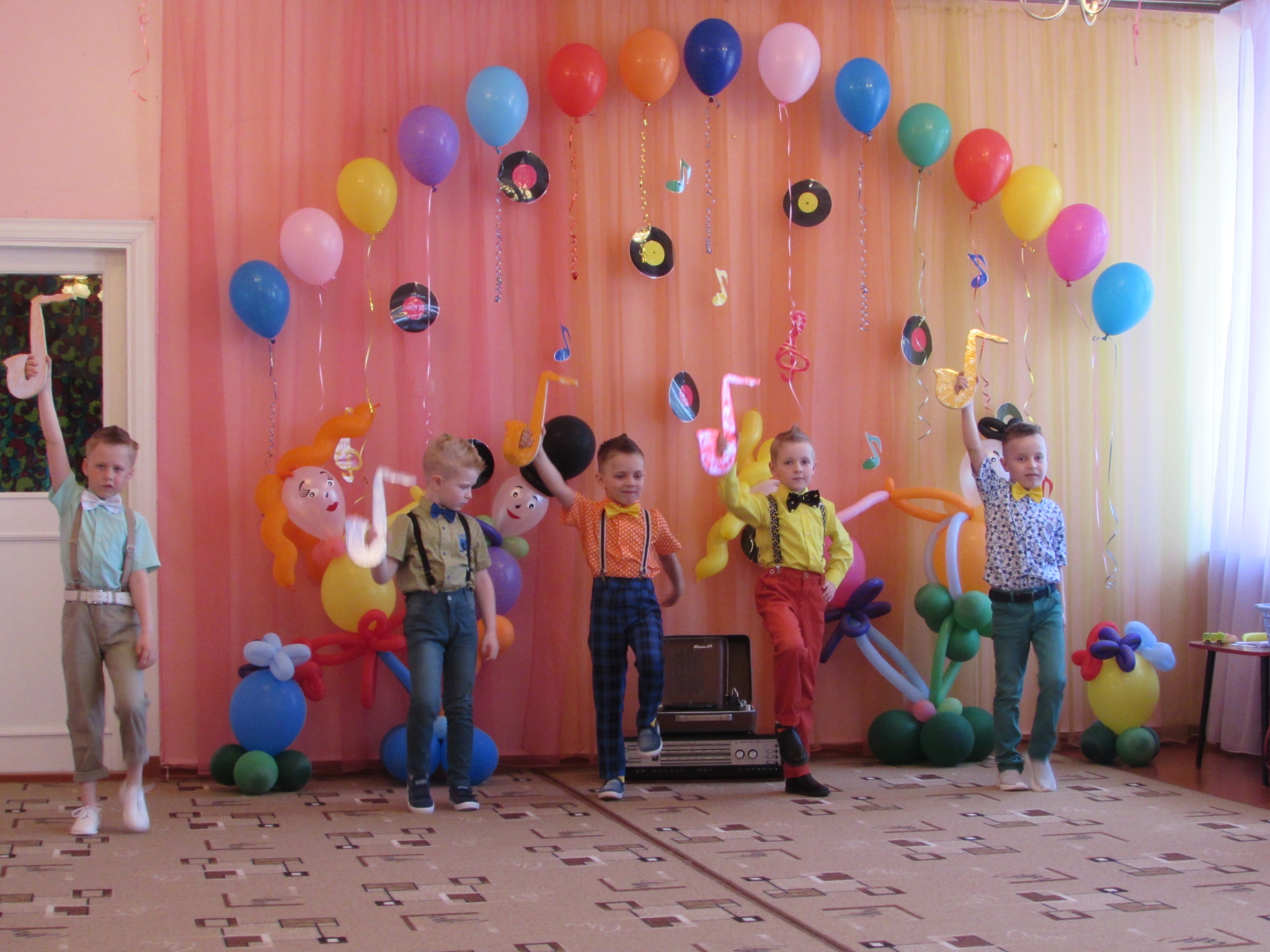 украшение зала на выпускной в детском саду в стиле стиляги